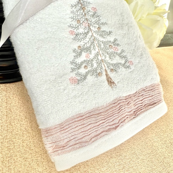 NWT Set of 2 Shimmering Christmas Tree Turkish Bathroom Hand Towels - Picture 10 of 10
